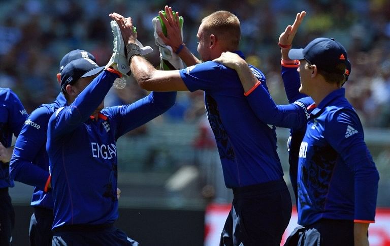 England's paceman Stuart Broad (C) celebrates his second wicket of Australia's batsman Shane Watson (not pictured) with teammates during the Pool A 2015 Cricket World Cup match between Australia and England at the Melbourne Cricket Ground (MCG) on February 14, 2015. Photo: AFP