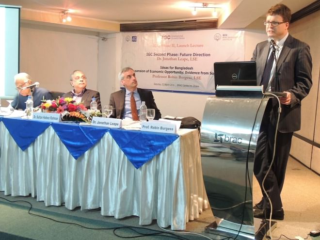 Robin Burgess, director of London-based International Growth Centre, speaks at a programme organised by IGC, Institute of Governance Studies and Brac Development Institute in Dhaka yesterday. Jonathan Leape, executive director of IGC; Sultan Hafeez Rahman, director of IGC Bangladesh Research Programme; and Wahiduddin Mahmud, a member of United Nations Committee for Development Policy, are also seen. Photo: IGS 