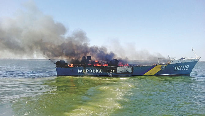 Photo taken on August 31, 2014, shows a burning Ukrainian patrol boat in the Azov Sea near Mariupol, on the Azov Sea coast, after it was targeted by alleged Russian shelling. Photo: AFP