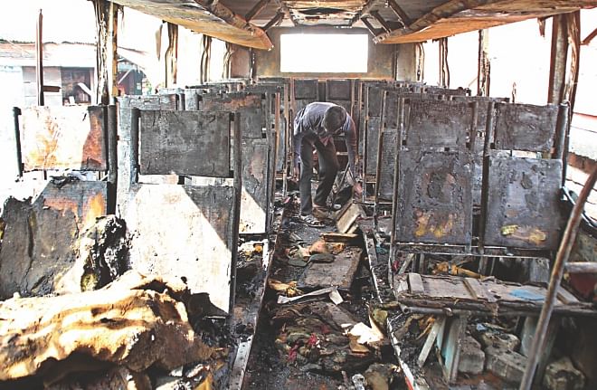 Although the BNP-led 18-party alliance enforced countrywide blockade ended at 5:00pm on Tuesday, opposition activists torched this bus while it was parked in Chittagong city's Munshir Dighir Par early yesterday. photo:Anurup Kanti Das