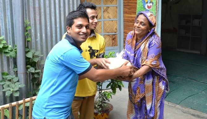 Officials of Carmudi donated some rice as part of the Rice Bucket Challenge to help families living below the poverty line recently. Carmudi donated 100 kilograms of rice in collaboration with Jaago Foundation in the Korail slum in Banani, Dhaka. Photo: Carmudi