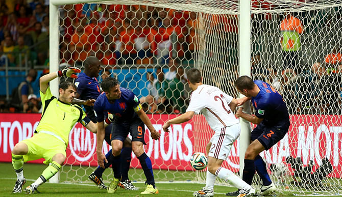 Stefan de Vrij of the Netherlands (R) scores a goal as Spain goalkeeper Iker Casillas looks during their 2014 FIFA World Cup Brazil Group B match at Arena Fonte Nova on June 13, 2014 in Salvador, Brazil. Photo: Getty Images