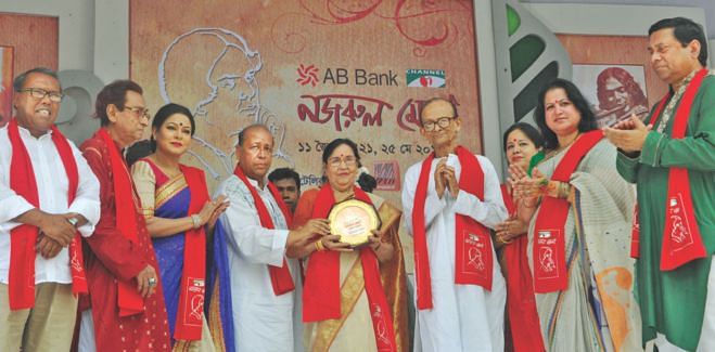Nilima Das receives the award. 
