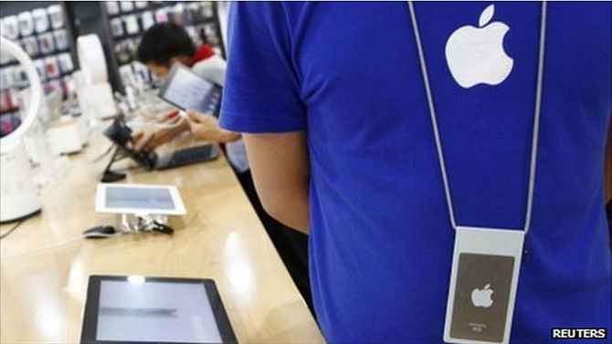 Staff at one fake Apple store in Kunming was dressed to resemble staffers at the genuine stores. Photo: BBC News