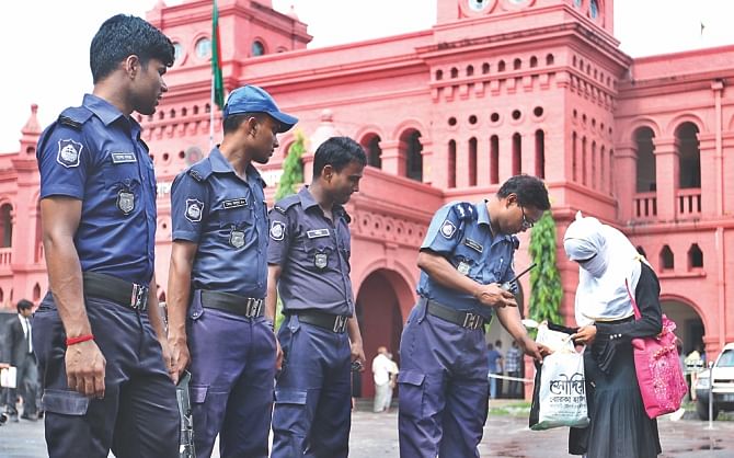 Security beefed up on the Chittagong Court Building premises yesterday after an anonymous caller threatened a suicide bomb attack by the banned Jama'atul Mujahideen Bangladesh (JMB) in the area. Photo: Anurup Kanti Das