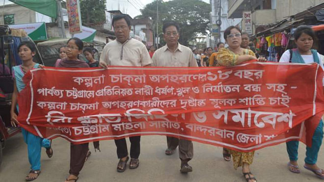Parbatya Chattagram Mohila Samity brings out a procession in Bandarban town yesterday, reiterating the demand for the arrest and punishment of the criminals who kidnapped indigenous girl Kalpana Chakma 18 years ago.  PHOTO: STAR