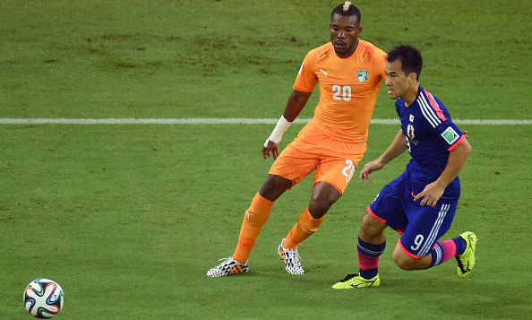 Ivory Coast's midfielder Geoffroy Serey Die (L) vies with Japan's forward Shinji Okazaki during a Group C football match between Ivory Coast and Japan at the Pernambuco Arena in Recife during the 2014 FIFA World Cup on June 14, 2014. Photo: AFP/Getty Images