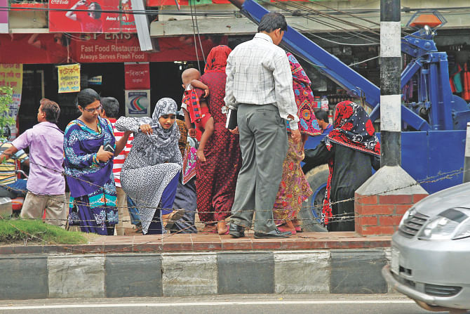 Pedestrians, however, risk their lives to cross the busy Kazi Nazrul Islam Avenue and sometimes they get tangled in the barbed-wire fence. Photo: Sk Enamul Haq
