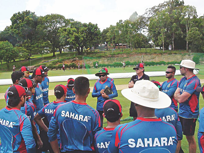 Coach Chandika Hathurusingha (C) briefs his charges prior to their first training session in Brisbane at the Alan Border Ground yesterday afternoon. They are scheduled to play two warm-up games next week. Photo: BCB 
