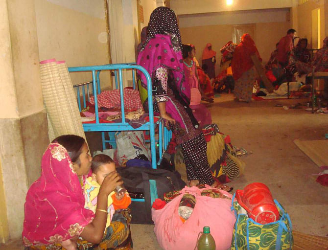 Admitted diarrhoea patients stay on the veranda of Chapainawabganj Sadar Hospital as its 10-bed Diarrhoea Ward fails to accommodate the rising number of patients. PHOTO: STAR