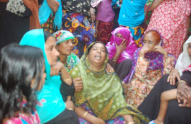 Family members and relatives wail as college girl Rumana Khatun was brutally murdered allegedly by her dowry-greedy husband and in-laws at Bakchipara village in Pabna Sadar upazila yesterday.  PHOTO: STAR