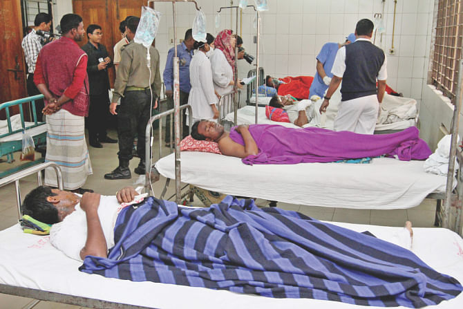 Chouddagram arson victims being treated at Dhaka Medical College and Hospital. Photo: Anisur Rahman/Collected