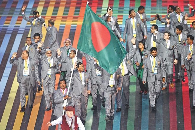 Flag bearer Iqbal Islam leads the Bangladesh delegation during the opening ceremony of the 2014 Commonwealth Games at Celtic Park in Glasgow on Wednesday.  PHOTOS: AFP/REUTERS