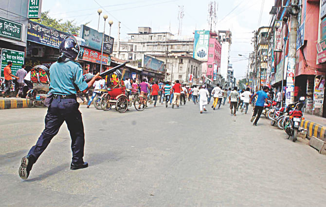 Police chase away BNP activists, who attempted to bring out a procession, from in front of the party office in Barisal city yesterday. Photo: Arifur Rahman