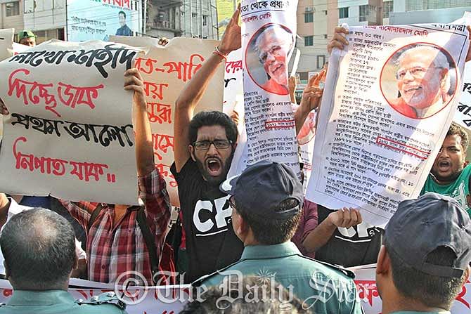 Agitated members of Facebook group, Crack Platoon, demonstrate in front of Prothom Alo office in capital's Karwan Bazar protesting the daily's alleged distortion of the history of Liberation War. Photo: Amran Hossain