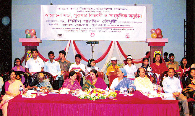 Rokeya Sultana at an award giving ceremony with other dignitaries. 