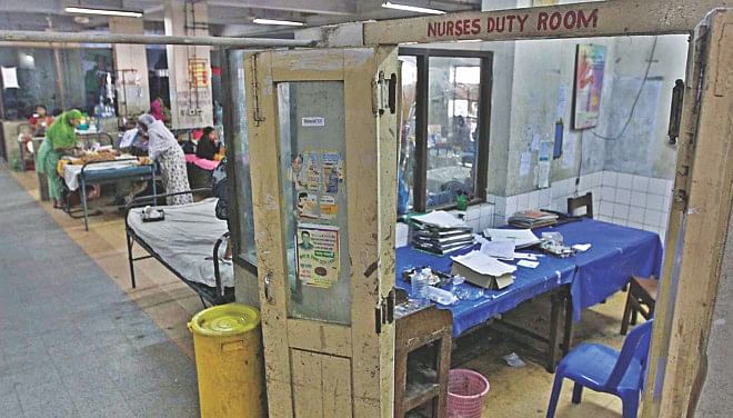 An empty nurses station at a ward in Chittagong Medical College Hospital around noon yesterday. Nurses and class-III and IV employees of the hospital, leaving work, demonstrated in front of the hospital against declaring the college a university. Photo: Anurup Kanti Das