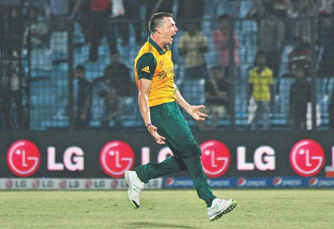 South Africa's pace demon Dale Steyn was at his devastating best in the crunch final over against New Zealand when he successfully defended seven runs. Photos: Star File 