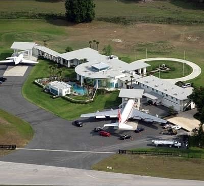 An aerial view of John Travolta's Florida home with two runways. Photo: dalje.com
