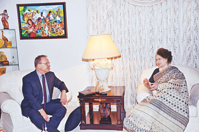 Outgoing US Ambassador in Dhaka Dan W Mozena makes a goodbye call on BNP Chairperson Khaleda Zia at her residence in the capital's Gulshan yesterday. Photo: BNP