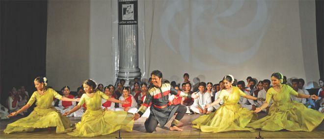 Shibli Mohammad leads Nrityanchal dancers in a group performance. Photo: STAR