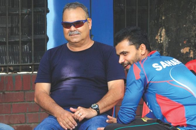 ODI captain Mashrafe Bin Mortaza is pictured having a light moment with former Bangladesh coach Dav Whatmore. The latter has come to Bangladesh as a commentator for the upcoming Test series. PHOTO: STAR