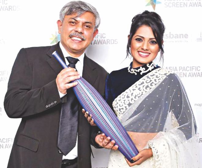Anisul Hoque and Tisha strike a pose with the APSA Jury Award. 
