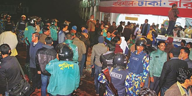 Just when the vessels were about to sail for Dhaka, law enforcers stop them at Barisal Launch Terminal yesterday evening, get the passengers off and close the terminal. Photo: Photo: Arifur Rahman