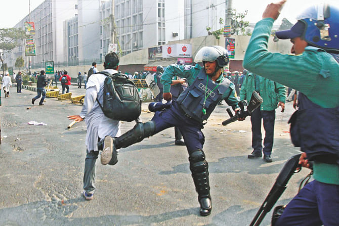 The law enforcers also charged truncheons on them when the students tried to blockade the secretariat. Photo: Star