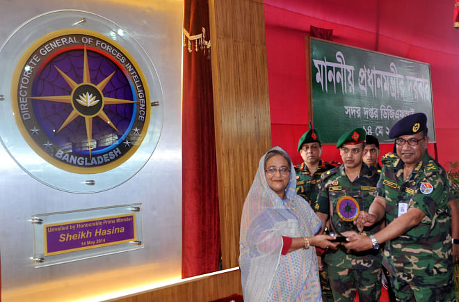Directorate General of Forces Intelligence chief Maj Gen Akbar Hossain hands Prime Minister Sheikh Hasina a shield bearing the new emblem of the DGFI. Photo: BSS