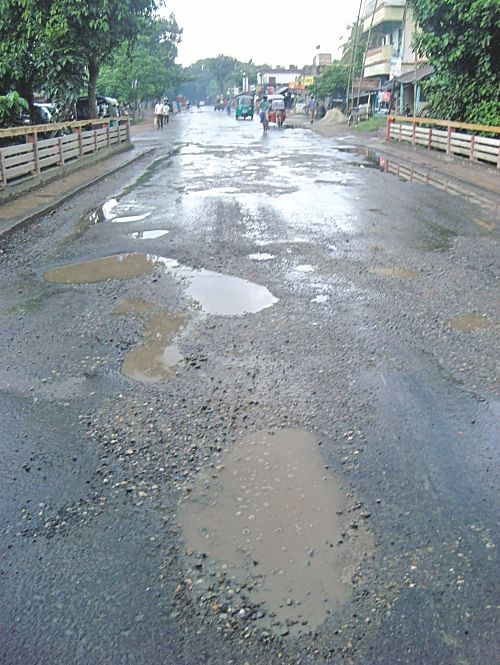 One kilometre of Dhaka-Khulna highway from Kharikhali bus stop to Bishoykhali Bazar in Jhenidah Sadar upazila gets damaged within a week of its renovation.  Photo: Star