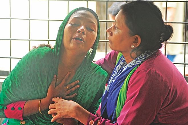 Jharna in tears at the Dhaka Medical College morgue yesterday. Her husband Ramzan was killed during a “shootout between detectives and criminals” early in the morning at Motijheel. Jharna claims that there was no shootout and that her husband was murdered.  Photo: Star
