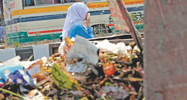A large skip spreading bad odour on Rokeya Sarani near Agargaon in the capital. Garbage is left on the streets since DNCC and DSCC have only a handful of stations across the city to process it.  Photo: Sk Enamul Haq