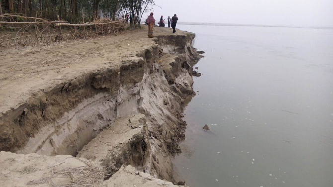 Erosion by the Dharla River has taken a serious turn, rendering 42 families of Char Kulaghat and Bhatiapara villages in Lalmonirhat Sadar upazila homeless in last six days. The photo was taken from Char Kulaghat on Saturday. PHOTO: STAR