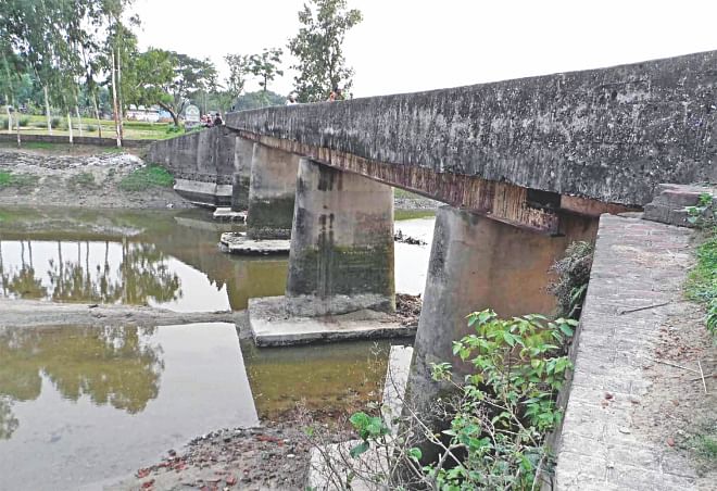This awfully dilapidated bridge on Dhepa River in Birganj upazila of Dinajpur needs immediate renovation as it links several upazilas of Dinajpur and Thakurgaon districts. Photo: Star
