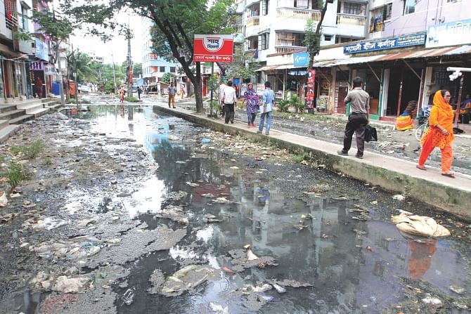 Dirty and stinky water accumulated on Paris Road in Mirpur.  Photo: Palash Khan