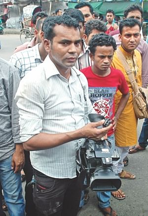A journalist with his camera that was broken when doctors drove out newsmen from the hospital. Photo: Star