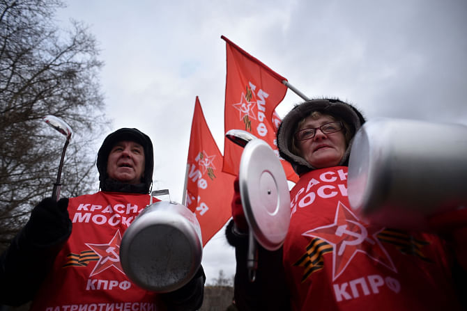Russia's Communist Party supporters rally against the ruble's decline in exchange rates, in front of the headquarters of the government in central Moscow on December 22. Photo: AFP/File