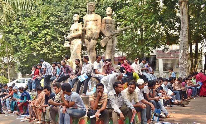 Applicants' crowd surrounding the Aparajeo Bangla in front of art s faculty in Dhaka University campus. Star file photo