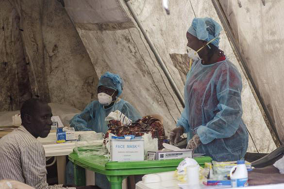 Health workers take blood samples for Ebola virus testing at a screening tent in the local government hospital in Kenema, Sierra Leone June 30, 2014. Photo: Reuters 