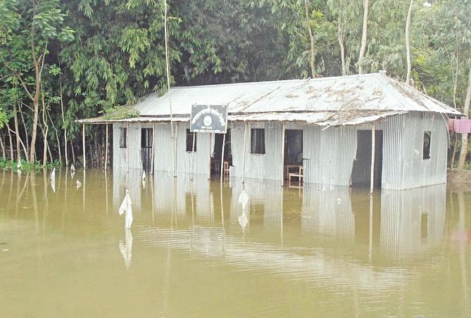 Garuhara Non-government Primary School at Jattrapur union in Kurigram has been inundated, leading to the suspension of academic activities. Photo: Star