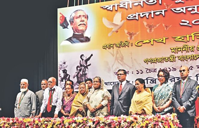 Eight personalities, including Speaker Abdul Hamid, late Freedom Fighter MA Hannan and late composer Satya Saha were awarded Independence Awards for the year 2013.