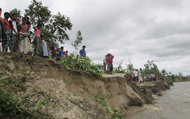 The flood control embankment in Rohodaha area in Sariakandi upazila of Bogra is on the verge of collapse due to constant onslaught by the river Jamuna. Photo: Star 