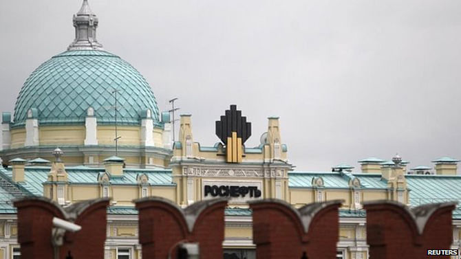 The logo of Russia's top crude producer Rosneft is seen at the company's headquarters in Moscow (photo from 27 May 2013) Rosneft is one of the companies targeted by the new sanctions