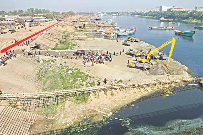 The BIWTA yesterday sent two diggers to Kanchpur bridge on the Shitalakkhya to evict sand traders who occupied the river way beyond the walkway, marked in red, built on the bank. Photo: Amran Hossain