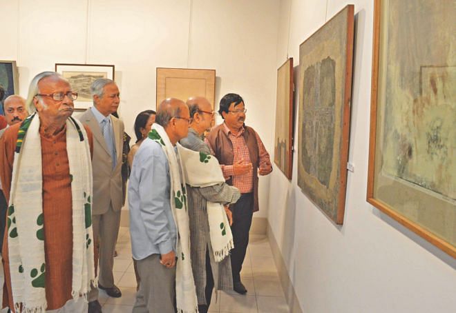 Artistes and guests at the exhibition.