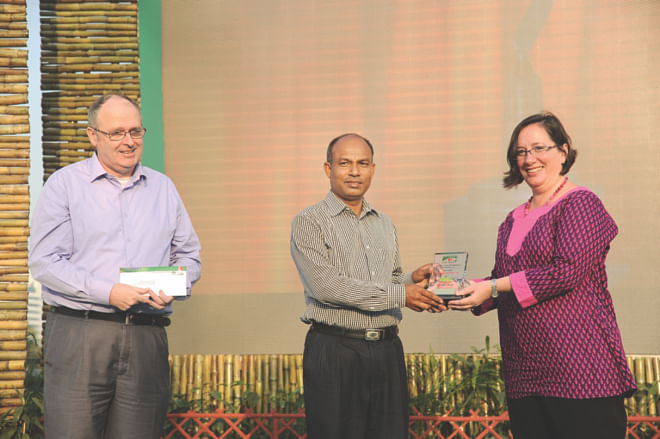 Jahangir receiving 'Best Essay' Award at Channel i-Agriculture Award from US Embassy's Press & Information Officer Kelly McCarthy. PHOTO: STAR