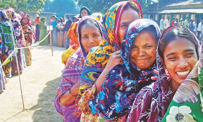 Female voters wait in line to cast their votes at the Maria Govt Primary School polling station in Charghata of Rajshahi yesterday. Photo: Banglar Chokh