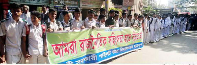 Students of Feni Government Pilot High School form a human chain in the town yesterday demanding end to political violence as a bomb blast during the countrywide blockade programme enforced by BNP-led 20-party alliance caused serious injuries to two students of the school the day before. PHOTO: BANGLAR CHOKH