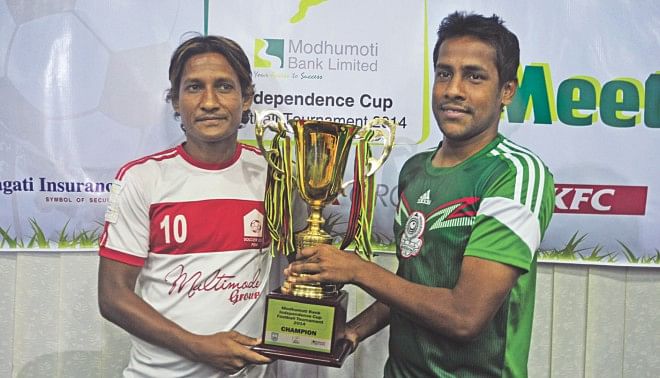 Feni Soccer Club captain Akbar Hossain Ridon (L) and his Mohammedan counterpart Zahid Hasan Emily pose with the Independence Cup ahead of the title clash today. PHOTO: STAR